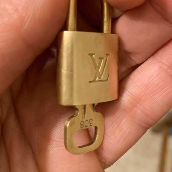 AUTH LOUIS VUITTON PADLOCK AND KEY - Picture 12 of 12